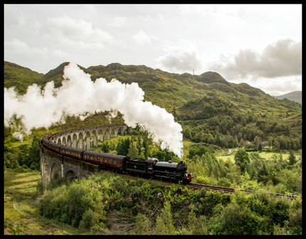 Ein Leinwandbild von einem historischen Zug, der über das Glenfinnan Viadukt fährt.