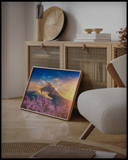 Ein gerahmtes Poster von einem blühenden Kirschbaumfeld vor dem Berg Fuji, an einer Holzkommode angelehnt und stehend auf dem Holzboden