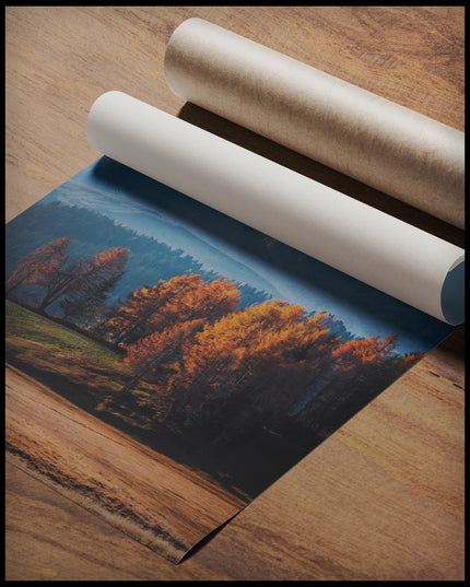 Ein Poster von herbstlich gefärbten Bäumen vor einer Berglandschaft in den Dolomiten, gerollt auf einer Holzoberfläche liegend