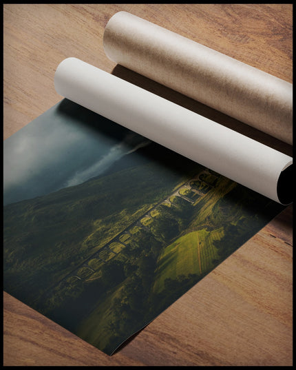 Ein Poster von dem Glenfinnan-Viadukt bei bewölktem Himmel, gerollt auf einer Holzoberfläche liegend