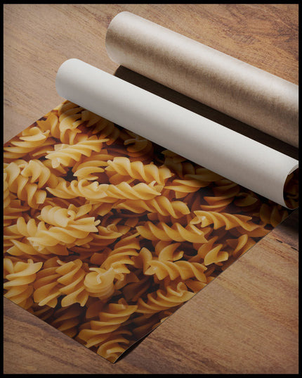 Ein Poster von vielen Fusilli Nudeln, gerollt auf einer Holzoberfläche liegend